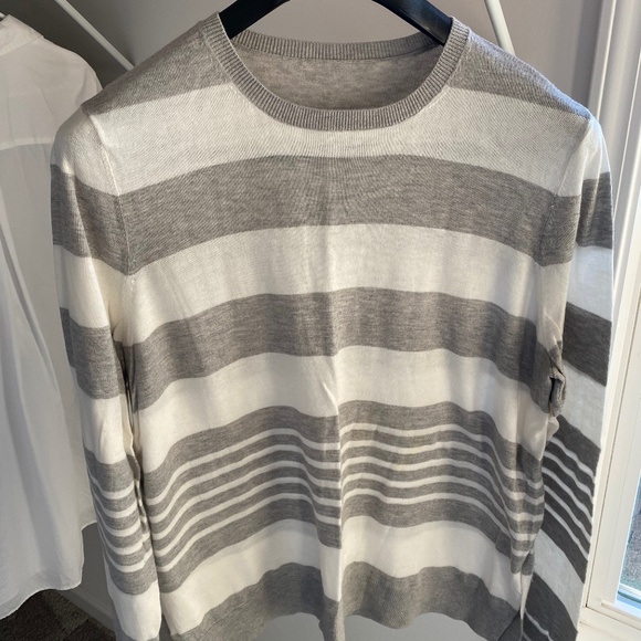 Gray and white lightweight sweater with small slits on both sides - Picture 1 of 3